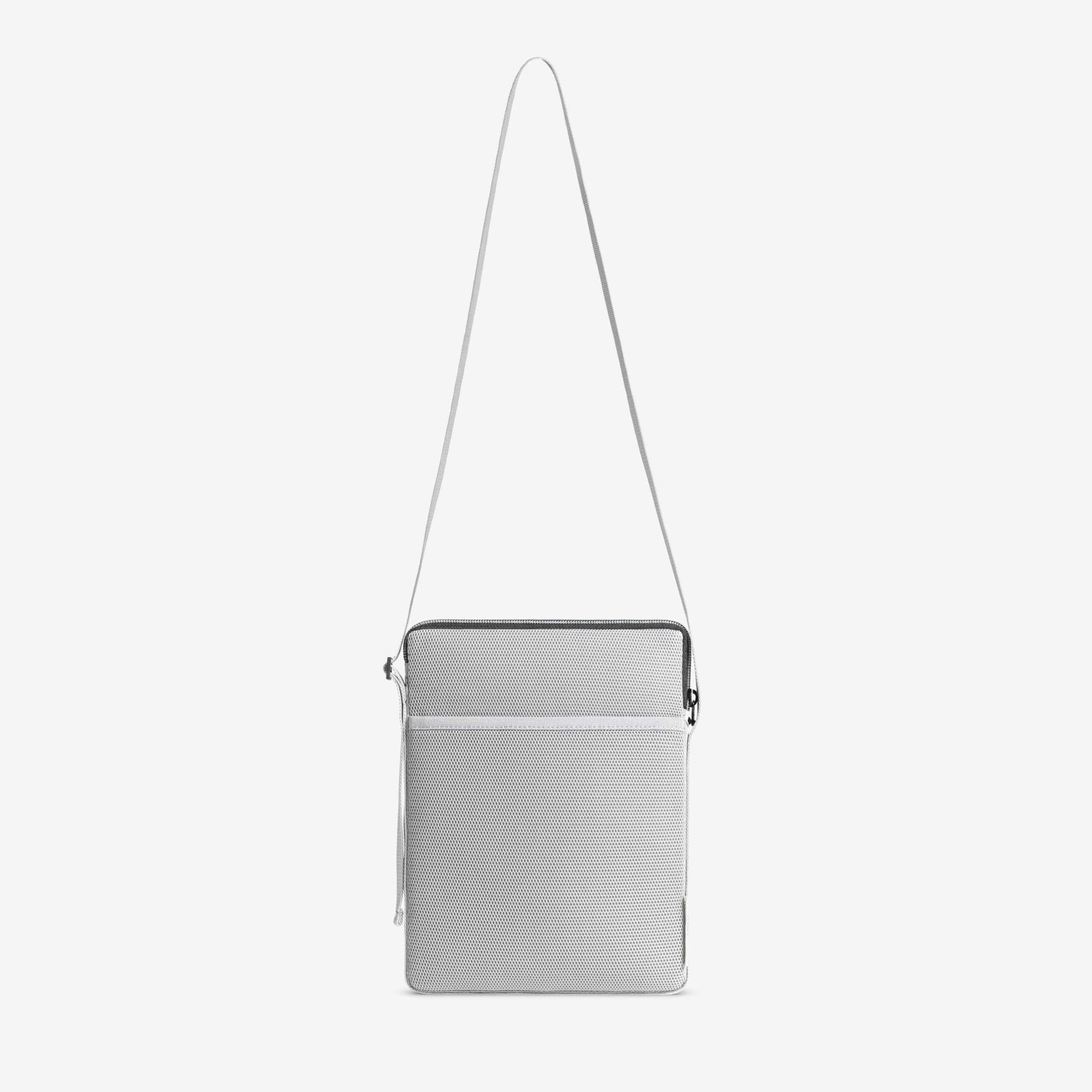 teenage-engineering-ep-133-k-o-ii-soft-bag-tragetasche-silber-grau-200x260x20-mm image 3