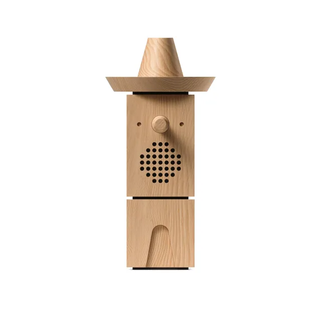 teenage-engineering-ch-8-carlo-chorsingende-holzpuppe-mit-lautsprecher image 1
